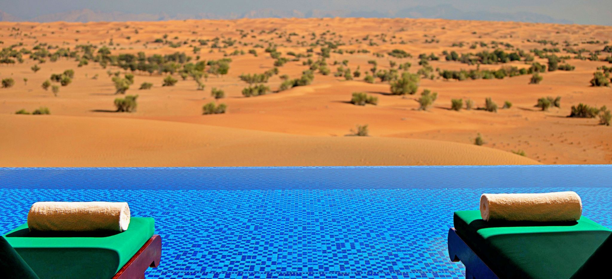 Der Pool einer Emirates Suite mit Blick auf die Wüste von Dubai