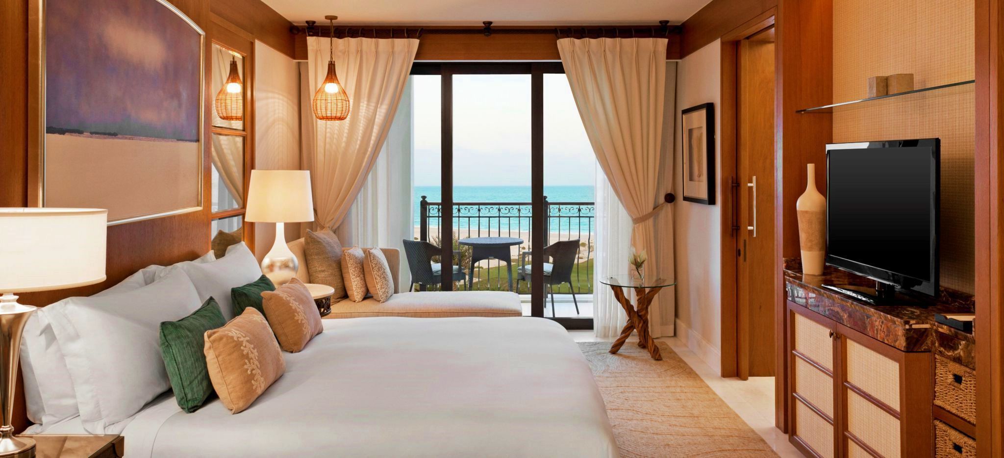 Blick auf das Hotelzimmer (Superior Room) des St. Regis Saadiyat Island. Luxuriöse Einrichtung, King Size Bett, Blick auf das Meer.