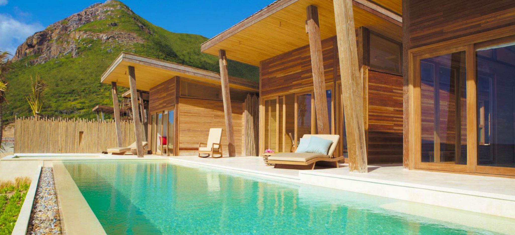 Mehrere Villen mit Terrassen am Strand des Six Senses Con Dao