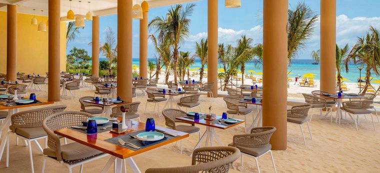Das Restaurant Muyuni Beach Club im Hotel The Mora Zanzibar