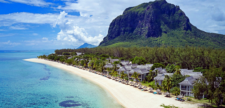 Das Hotel St. Regis Le Morne Mauritius vor dem imposanten Berg Le Morne
