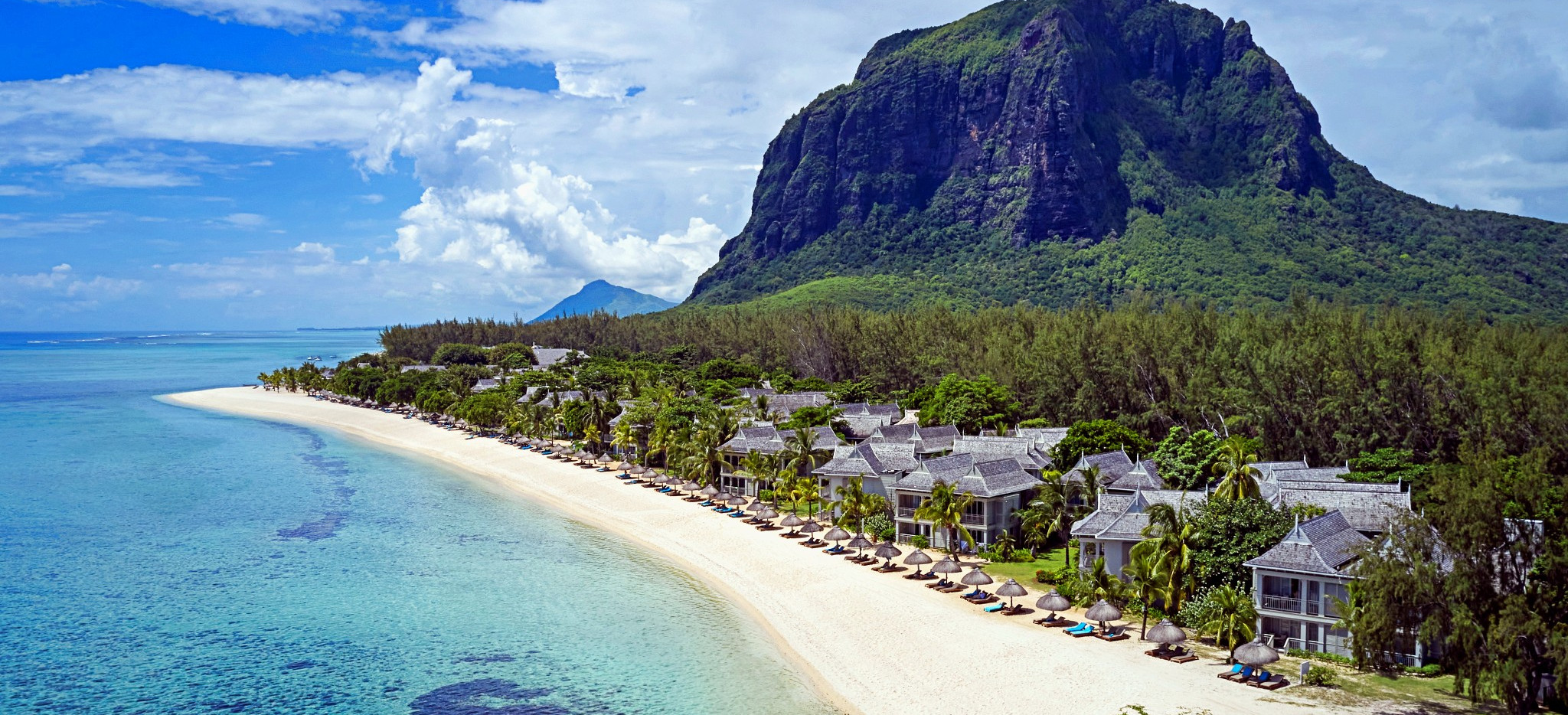 Das Hotel St. Regis Le Morne Mauritius vor dem imposanten Berg Le Morne