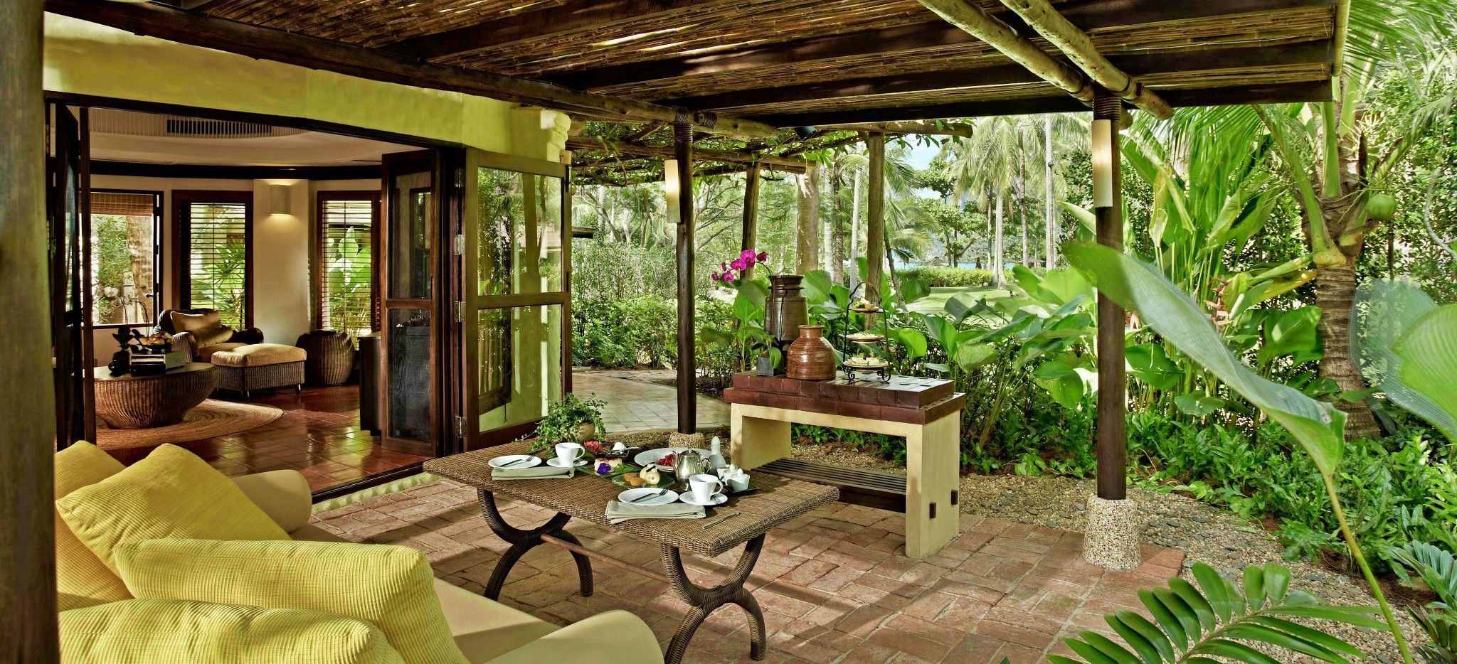 Eine Terrasse mitten im Dschungel vor einer Villa