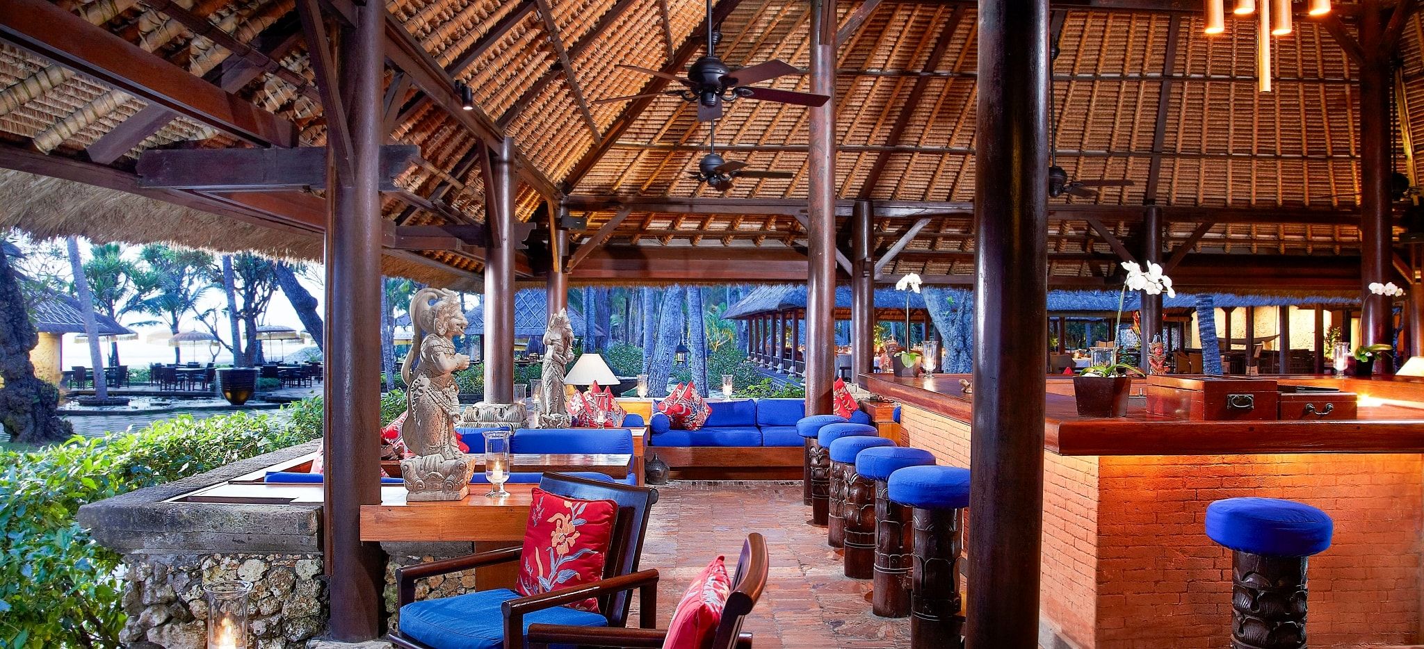 Die Bar Kayu des Hotels Oberoi Bali