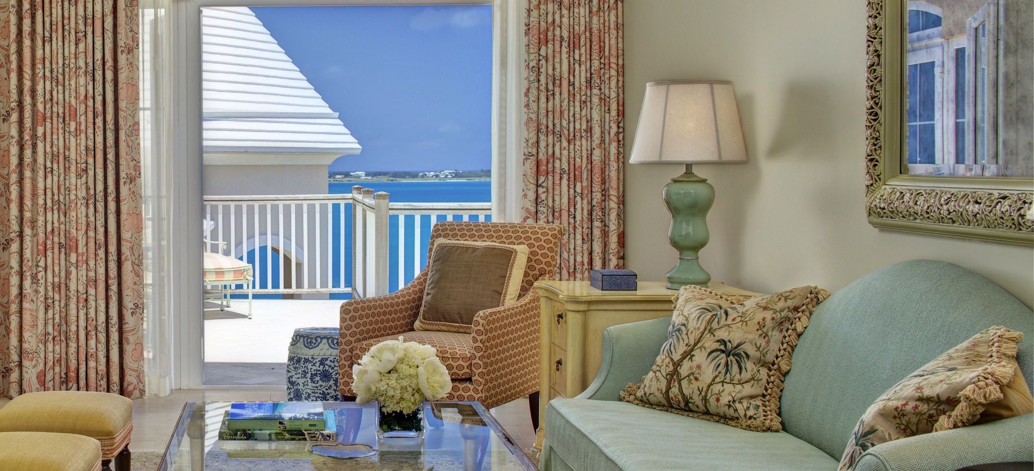 Ein Hell eingerichtetes Wohnzimmer einer "Manor House Suite" im Hotel Tucker's Point auf den Bermudas