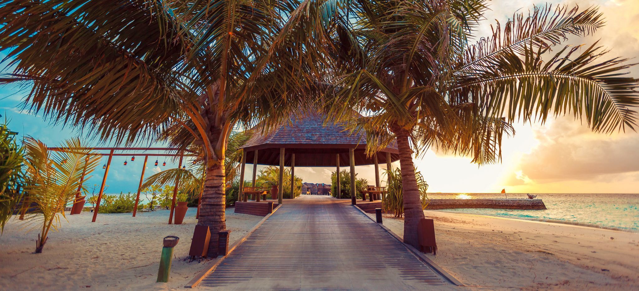 Ein Pavillon als Zugang zum Hauptsteg des Hotels "Lily Beach"