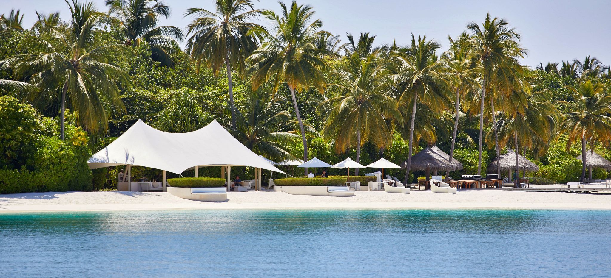 Ein paar große Zelte am Strand der Malediveninsel Conrad Maldives