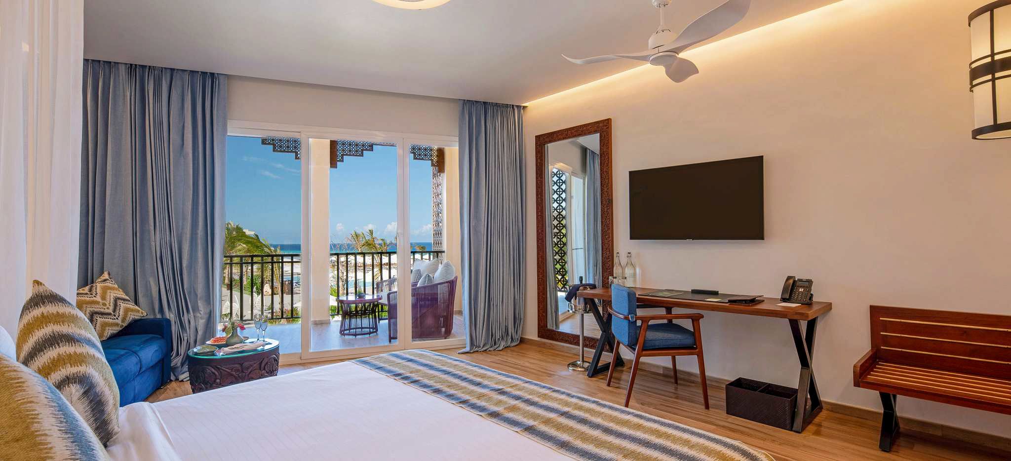 Der Blick vom Bett in einer Ocean Junior Suite im Hotel The Mora auf Sansibar
