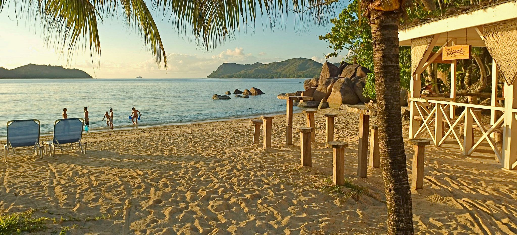 Strand mit der Dan Disab Beach Bar