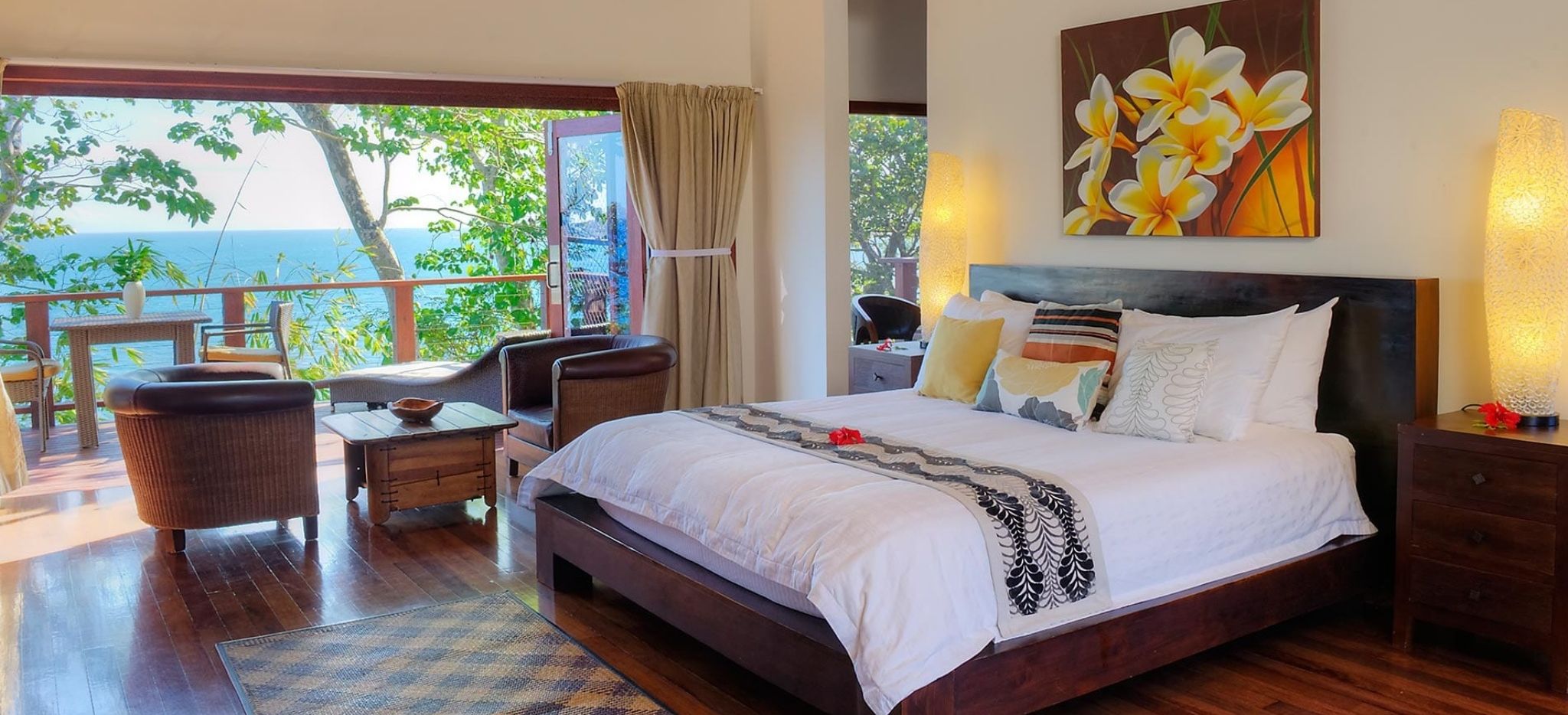 Schlafzimmer der Suite des Nanuku Resorts mit Balkon 