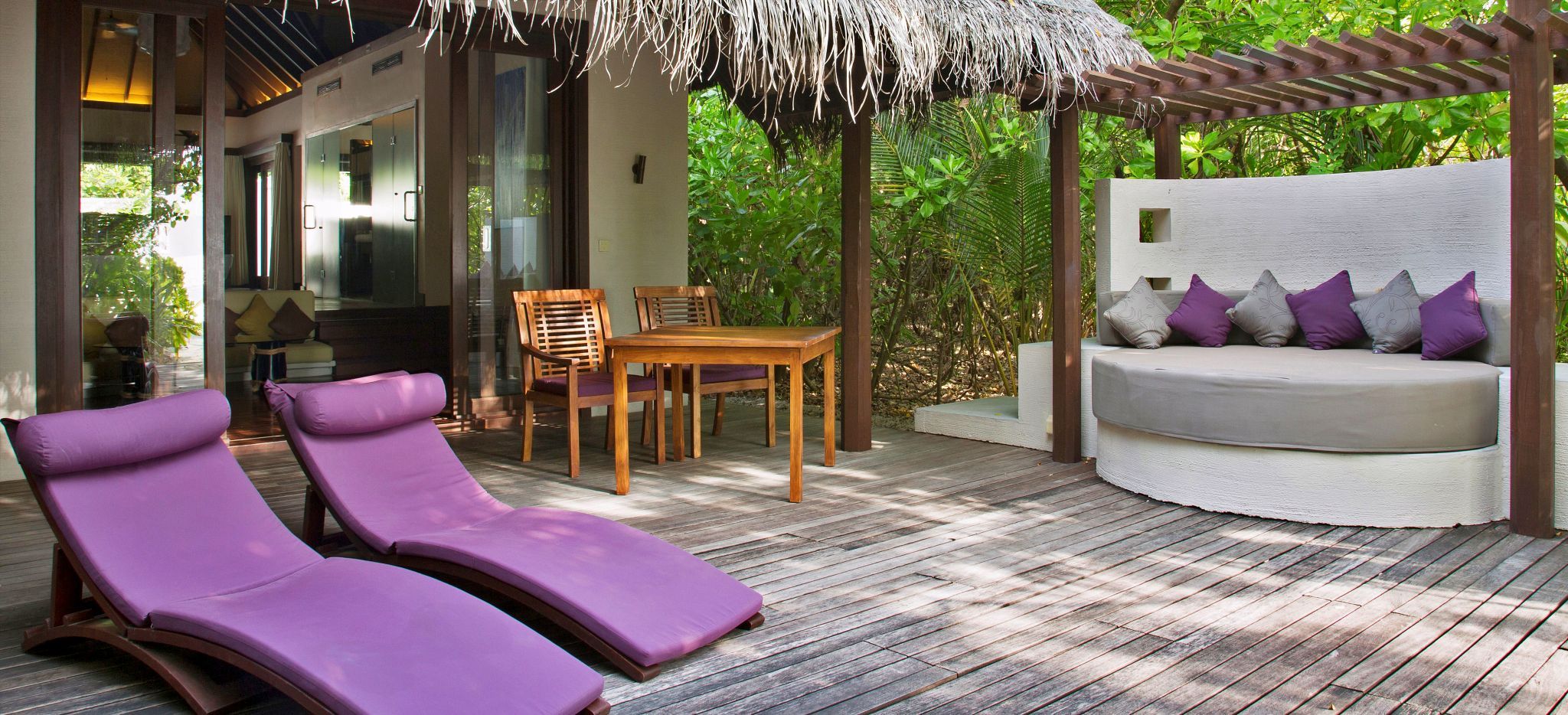 Ein Terrassenbereich auf Sand vor dem Hotelzimmer Island Villa im Hotel Coco Bodu Hithi