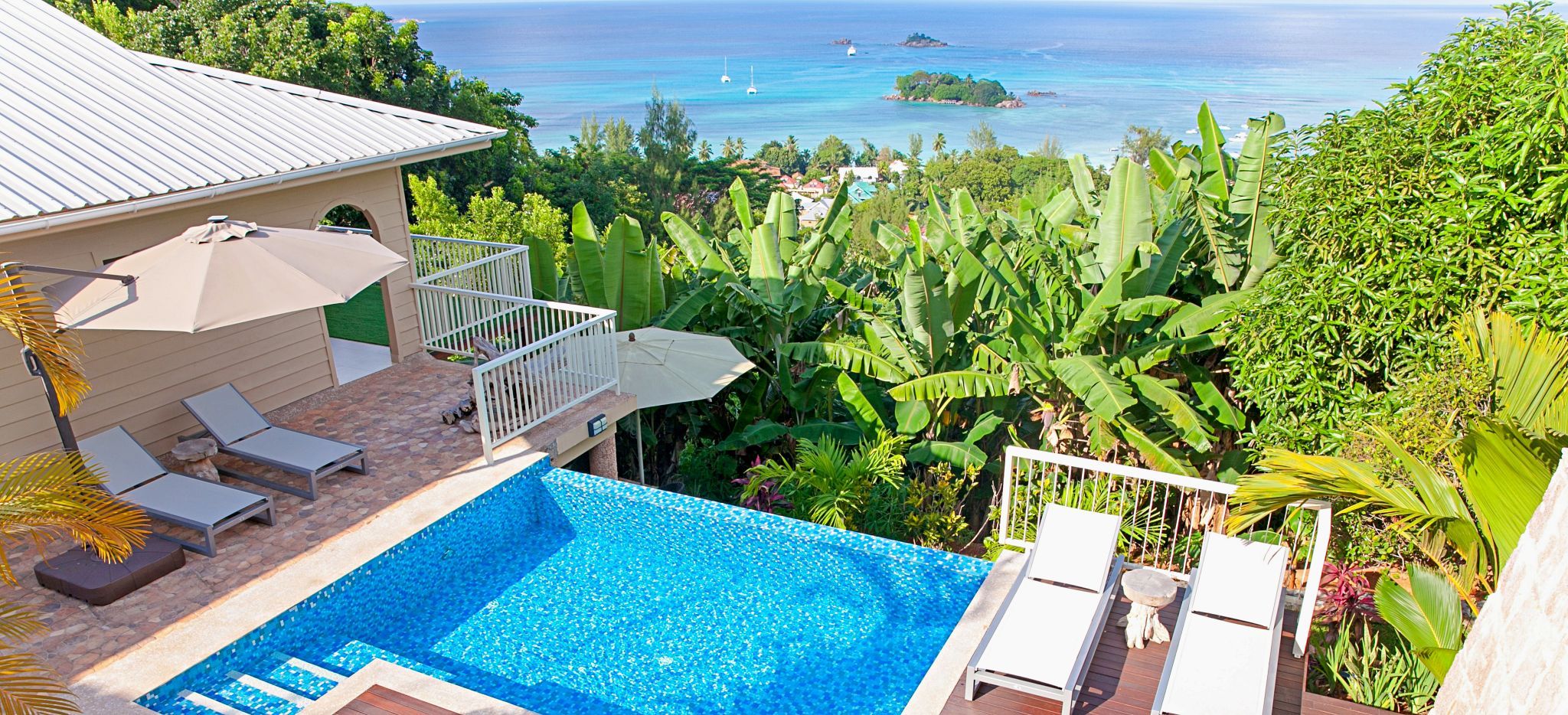 Ausblick von der Terrasse der Hillside Villa 180 auf das Meer