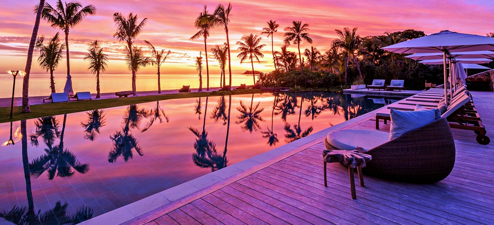 Sonnenuntergang über dem Pool des Raustaurants Tovolea im Hotel Six Senses Fiji