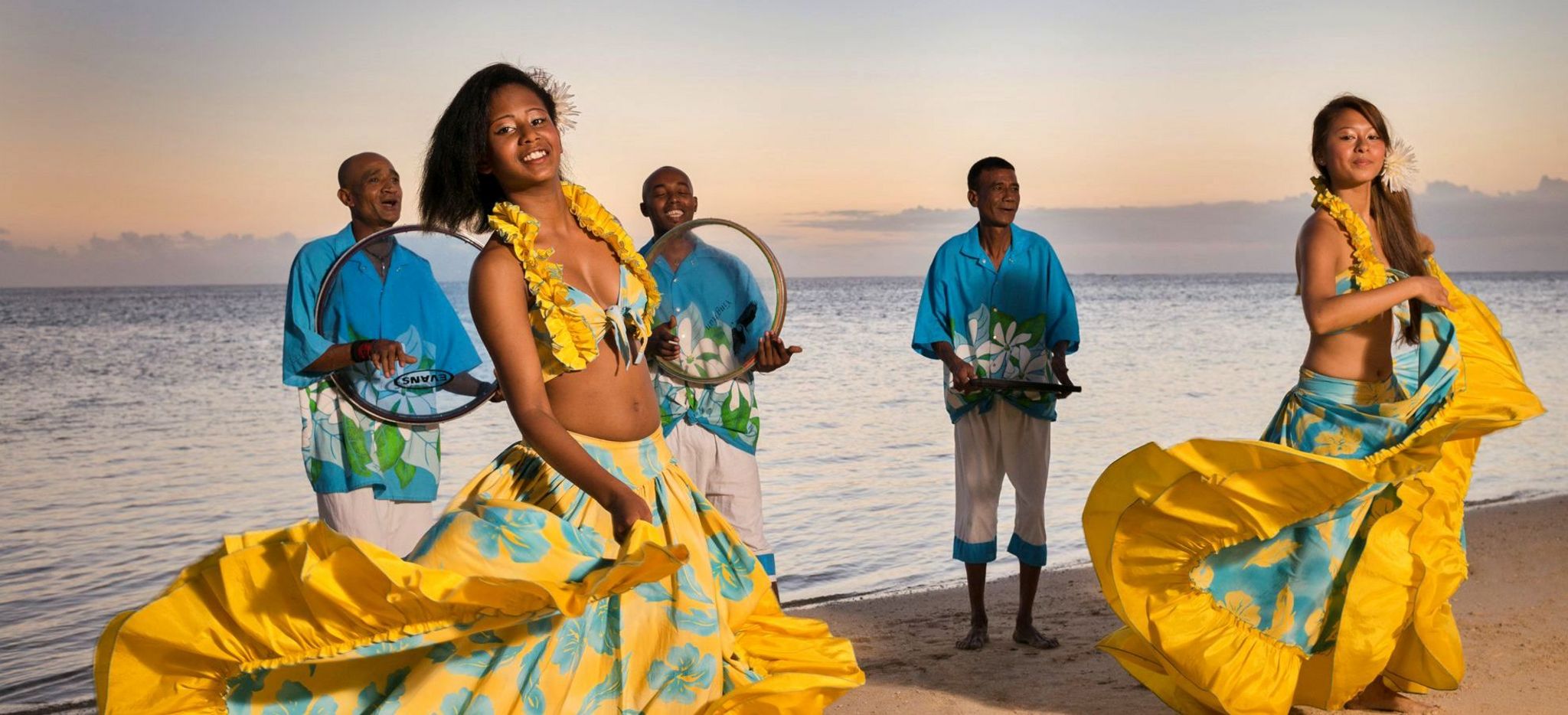 Sega Tänzerinnen vor drei Musikern an einem Strand auf Mauritius