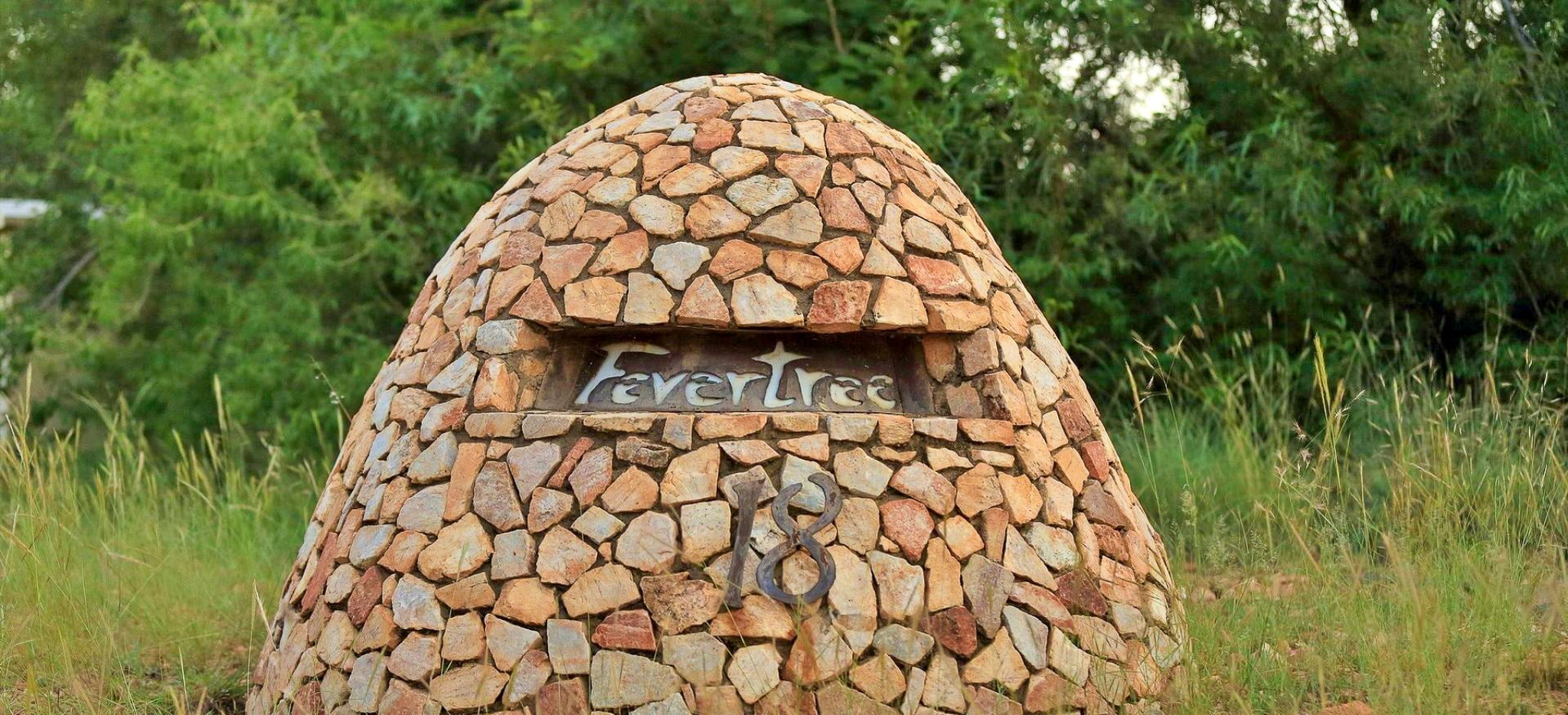 Die Hausnummer der Fevertree Lodge in Südafrika in deren Garten