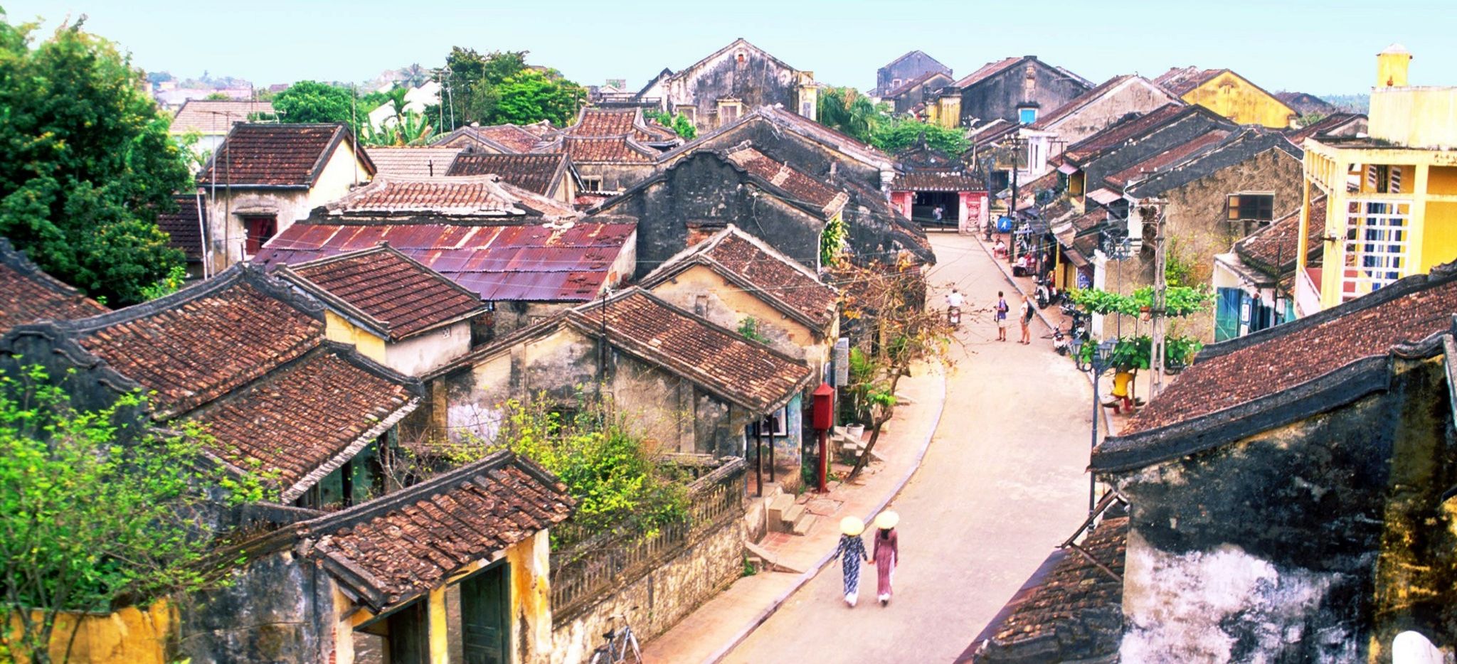 Eine Straße durch alte Gebäude in Vietnam