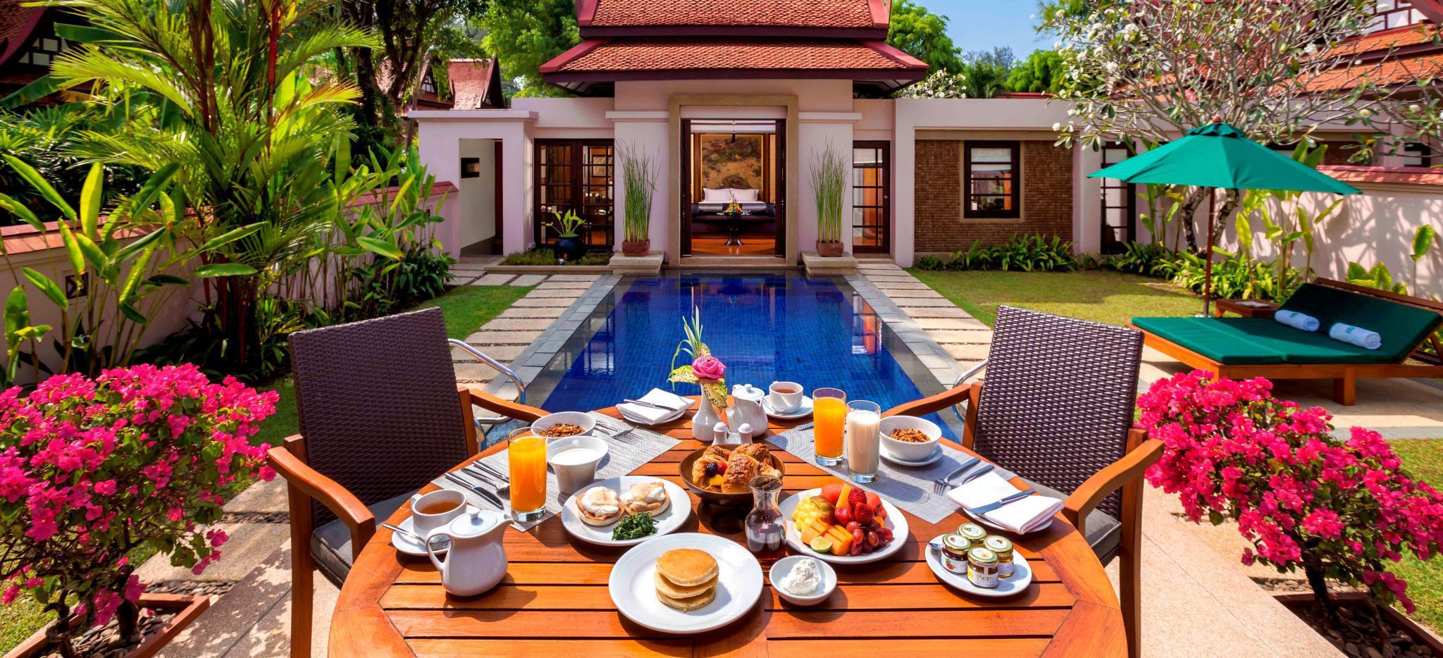 Ein Frühstück steht auf einem Tisch vor einem Pool im Innenhof der "Signutaure Pool Villa" des Banyan Tree Phuket