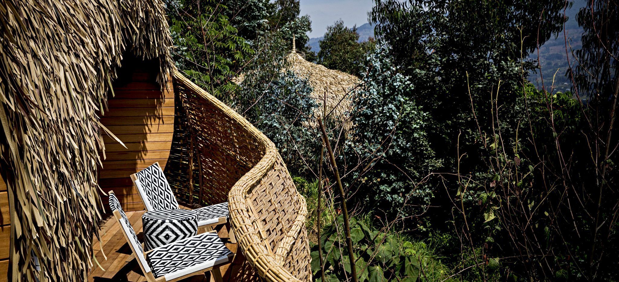 Die Terrasse eines der Hotelzimmer der Bisate Lodge, Ruanda