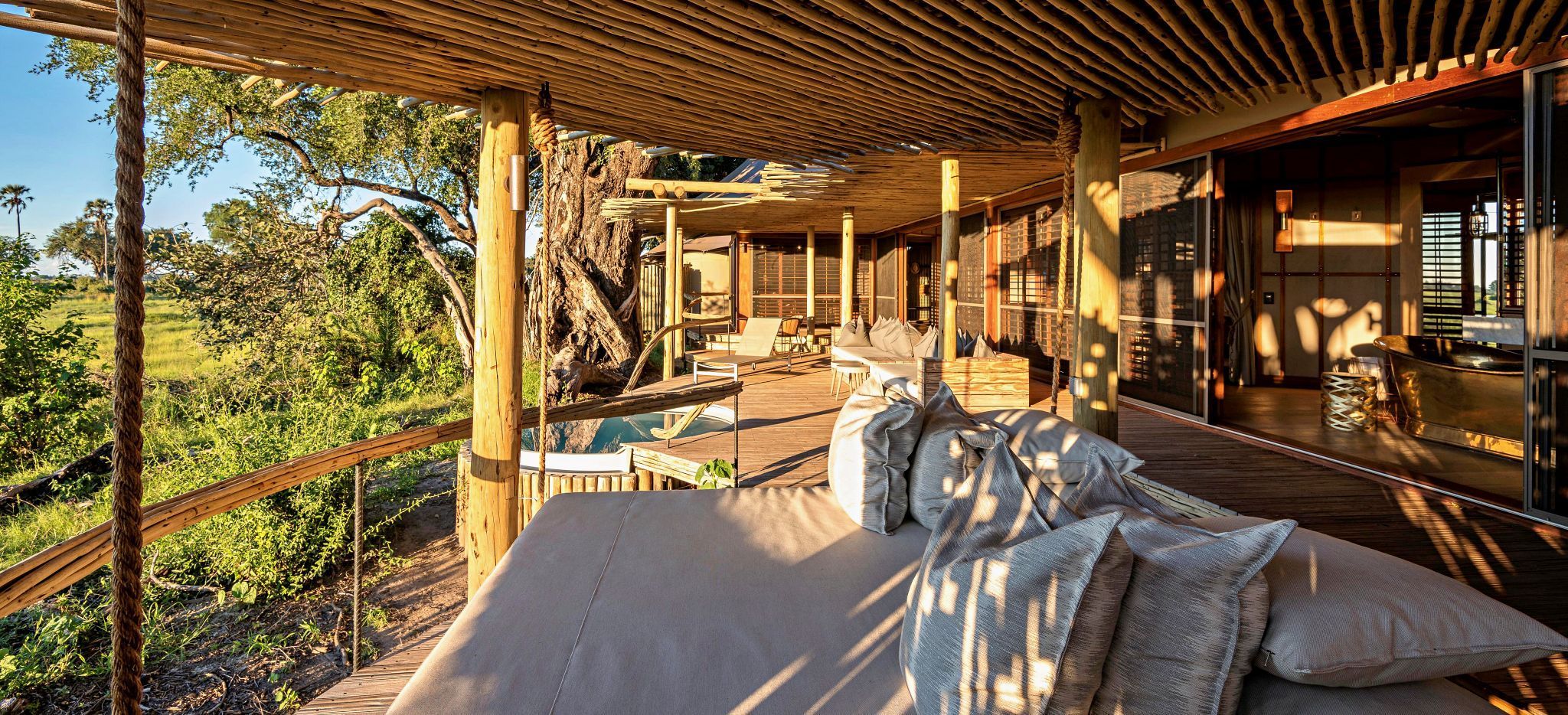 Eine Terrasse der Safari-Lodge "Little Mombo" in Botsuana