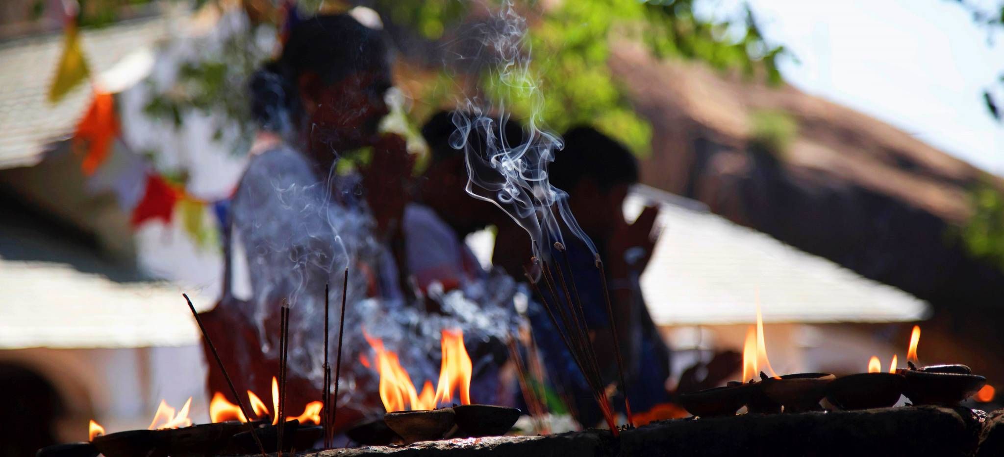 Rituelles Feuer im Dambulla Tempel, Sri Lanka