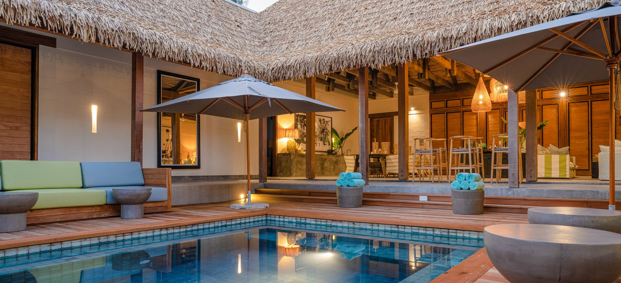 Der private Pool und Wohnbereich eines Beach Retreat im Hotel Alphonse Island Resort auf den Seychellen