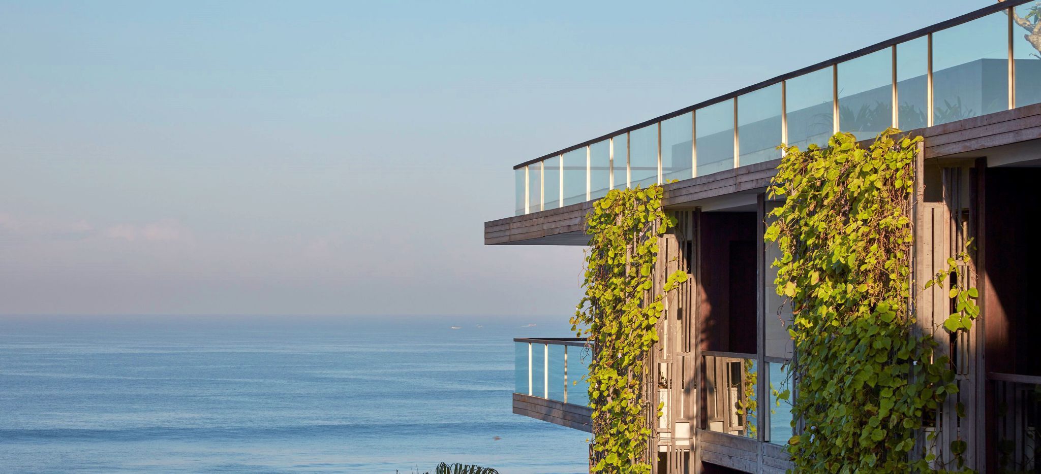 Balkon mit vertkalem Grünbewuchs mit Blick auf das Meer