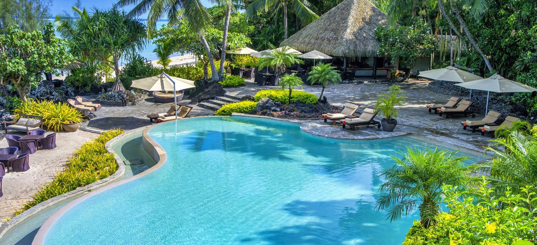 Großes Schwimmbecken des Pacific Resort Aitutaki mit verscheidenen Liege- und Sitzmöglichkeiten