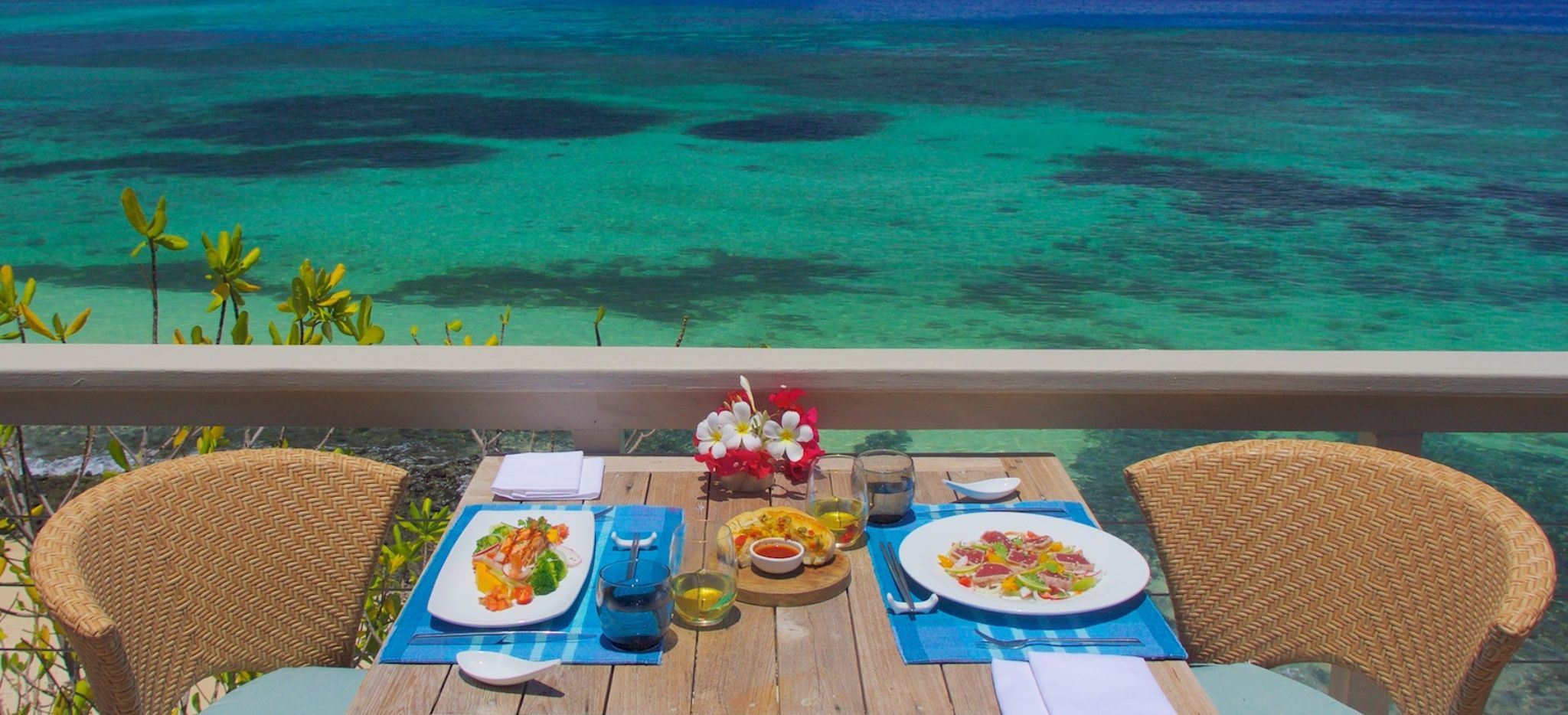 Serviertes Essen auf dem Tisch der Rocks Bar im Hotel Vomo Island Fiji