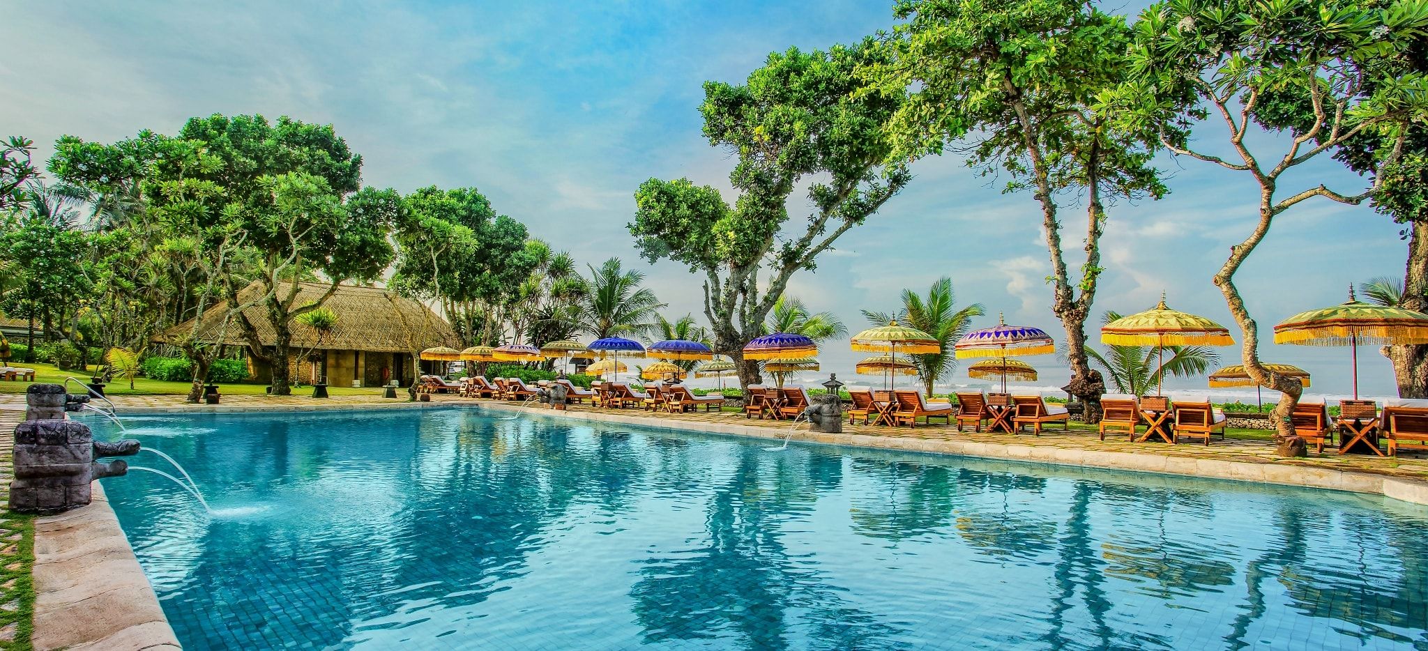 Der Hauptpoolbereich am Meer des Hotels Oberoi Bali