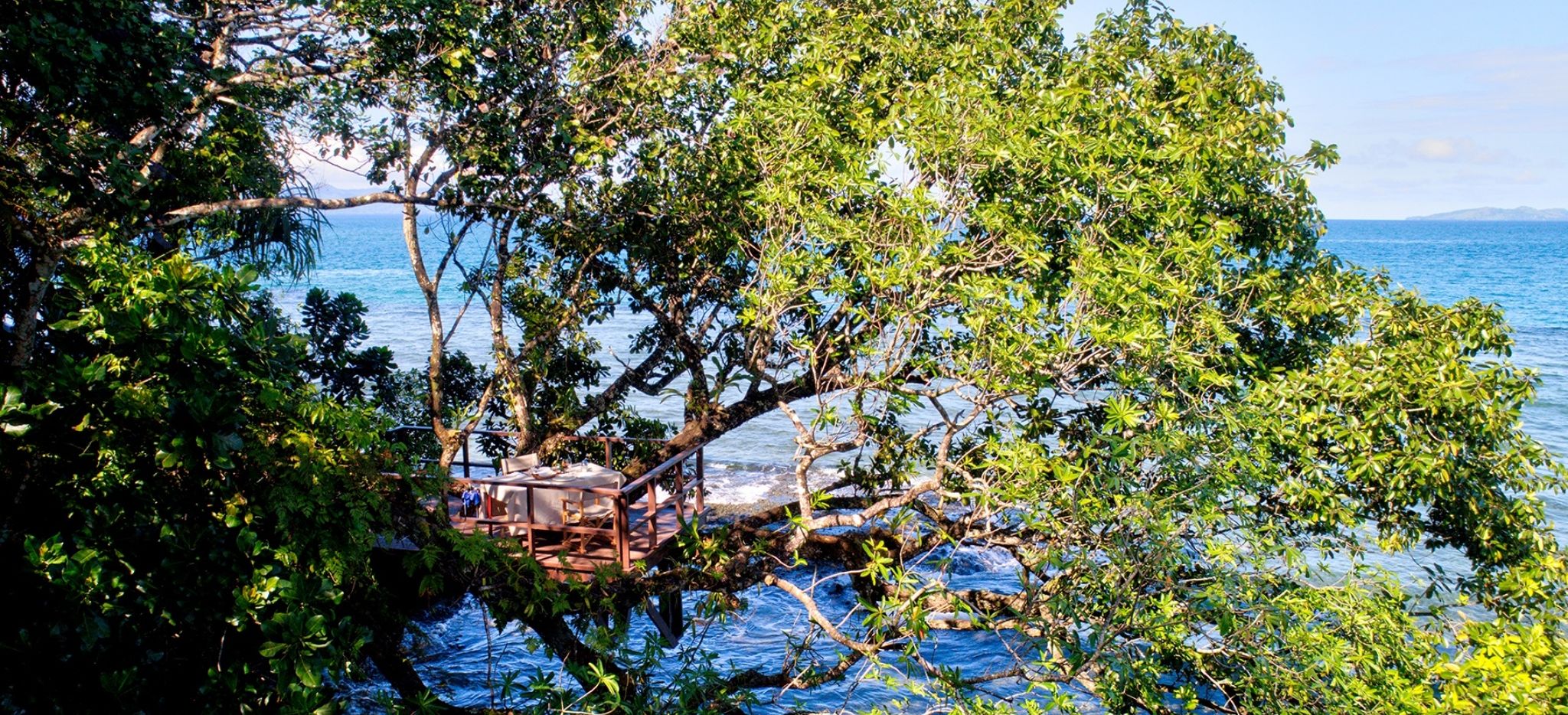 Privates Essen auf Terrasse in den Baumkronen im Nanuku Resort 