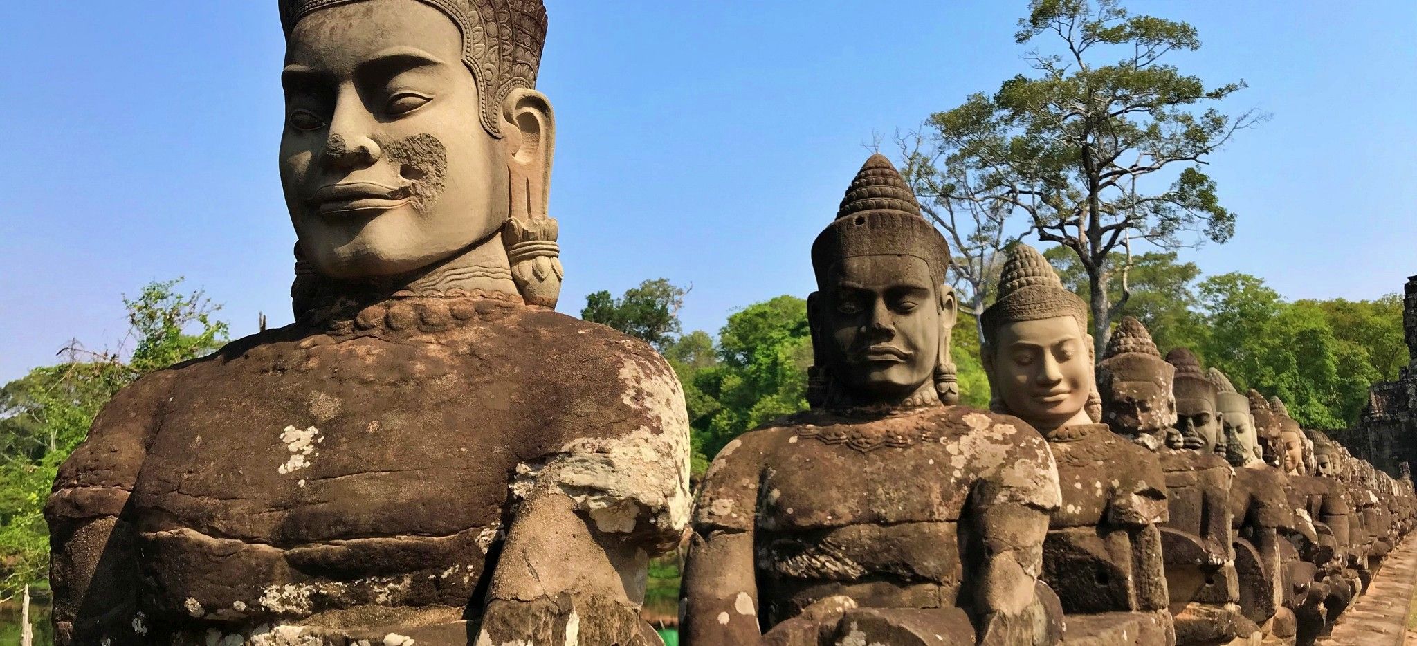 Eine Reihe von Statuen des Buddha in Kambodscha