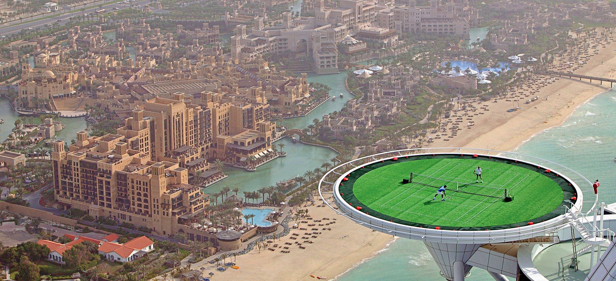 Tennis auf dem Helipad des Burj al Arab vor der Kullisse der Stadt Dubai