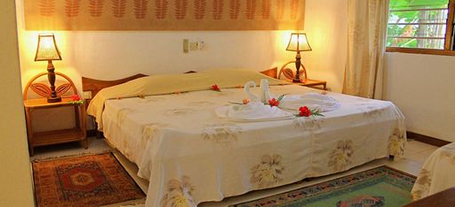 Schlafzimmer mit Bettdekoration