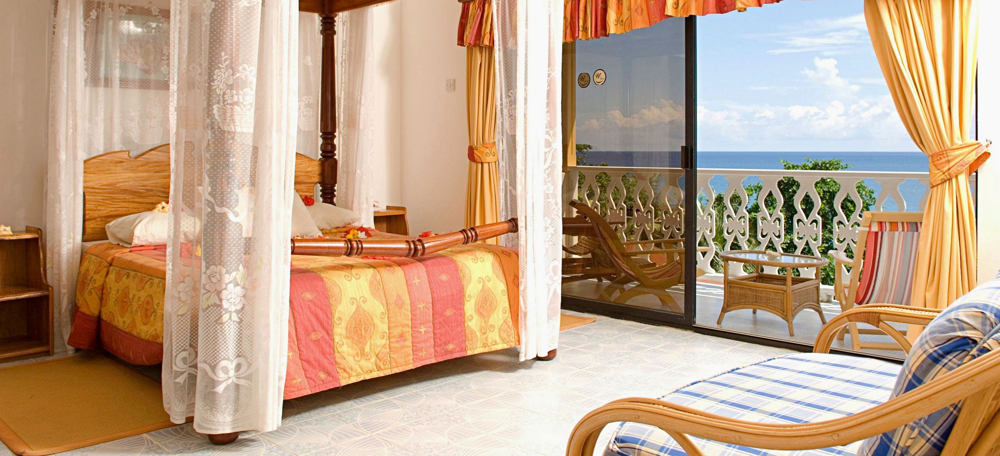 Schlafzimmer eines Superior Rooms mit Aussicht und Balkon