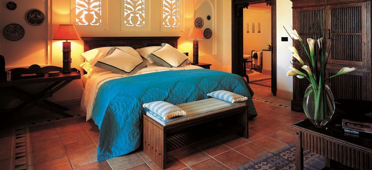 Hotelzimmer mit Bett, erleuchtet im Hotel Madinat Jumeirah Dar Al Masyaf