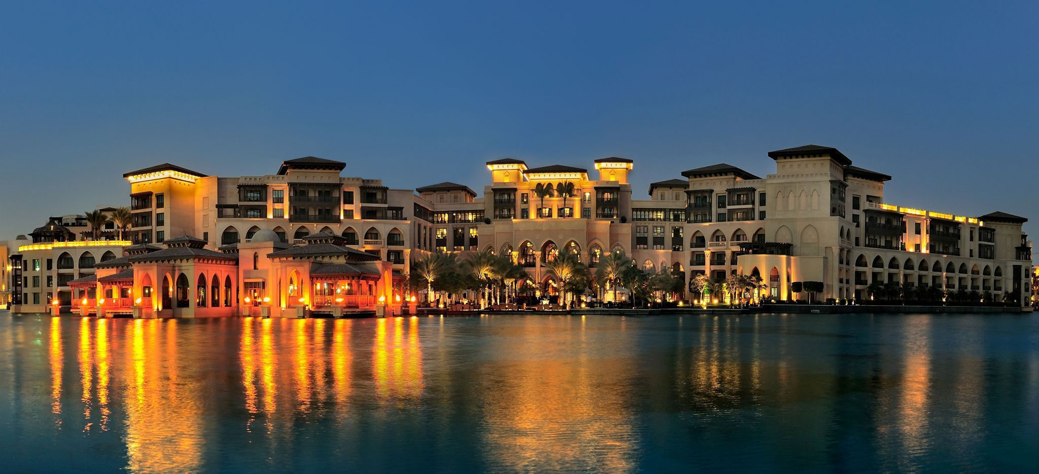 Skyline des "The Palace" über den See der "Dubai Fountains" aus fotografiert