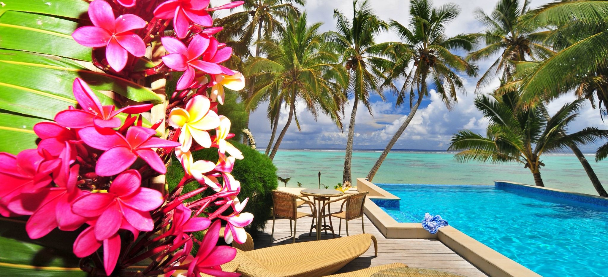 Pool des Little Polynesian Resorts mit Blumen im Vordergrund 