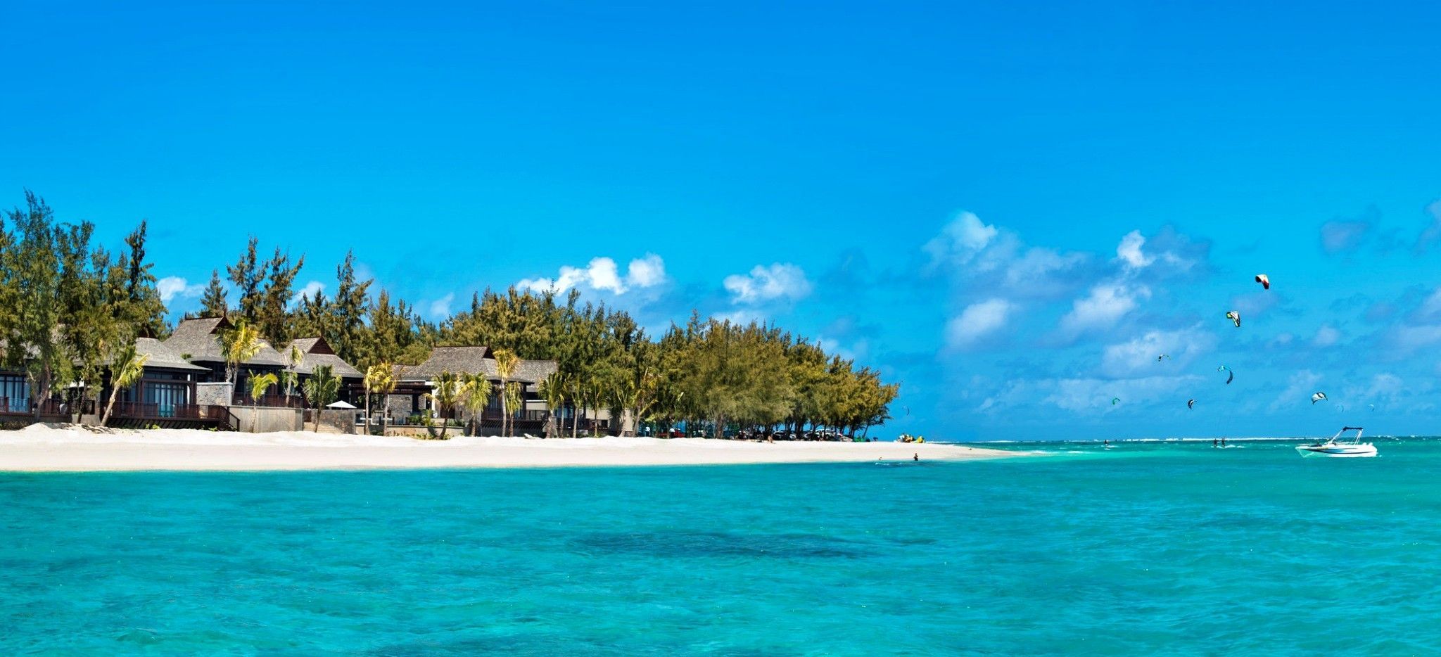 Das Hotel "St. Regis Mauritius" vom Meer her gesehen