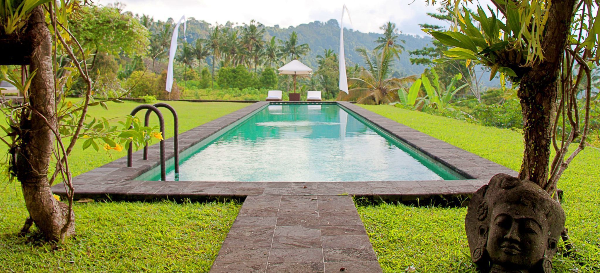 Pool im grünen, im Hotel Alila Manggis, Bali