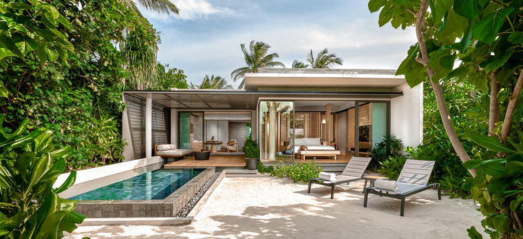 Der Private Bereich einer Sunset Beach Villa der Resortinsel Alila Kothaifaru auf den Malediven