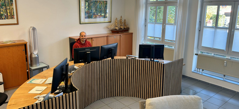 Dominik Därr sitz an dem für Trauminsel Reisen gebauten Schreibtisch