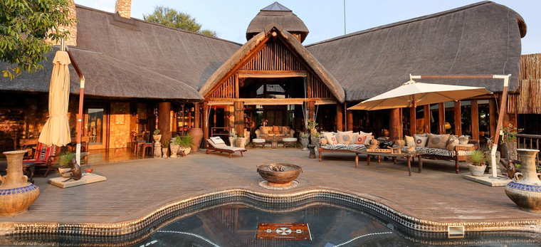 Die Terrasse und der Pool der Fevertree Lodge, mit dem Hauptgebäude der Fevertree Lodge in Südafrika