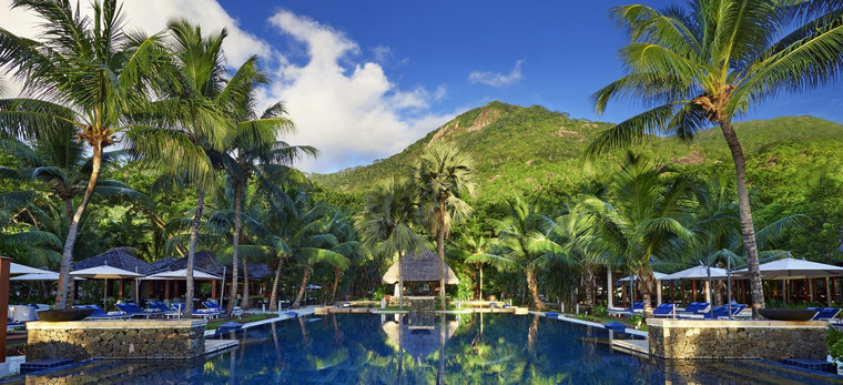 Der Poolbereich des Hilton Labriz Seychelles auf Silhouette