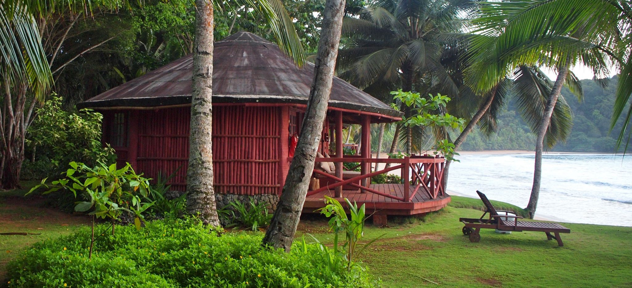 Bungalow direkt am Meer, von tropischem Wald umgeben