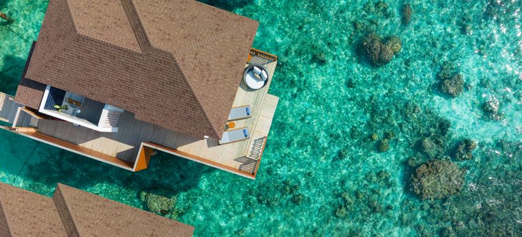 Aerial Aufnahme einer Wasservilla des Avani+ Fares Maldives