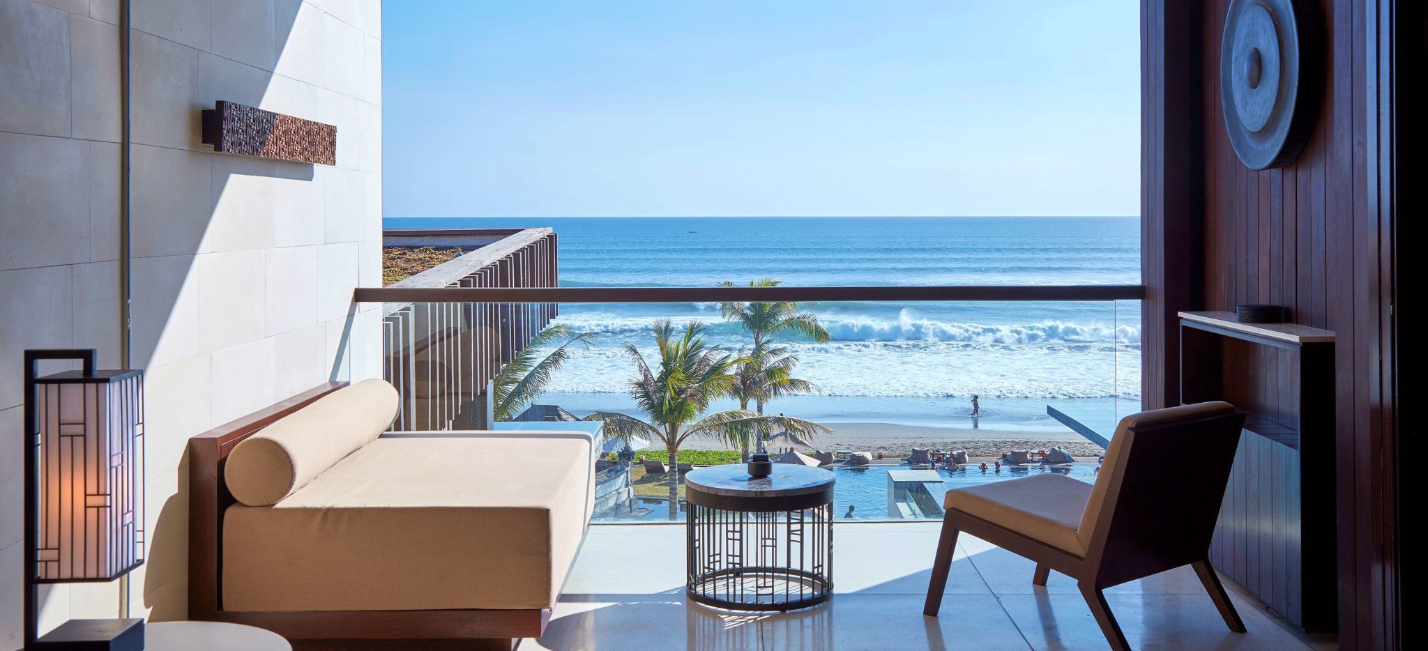 Balkon mit Sitzecke mit Blick auf das Meer