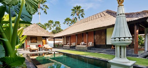 Ein Pool mit Statue im balinesischen Hotel "The Legian"