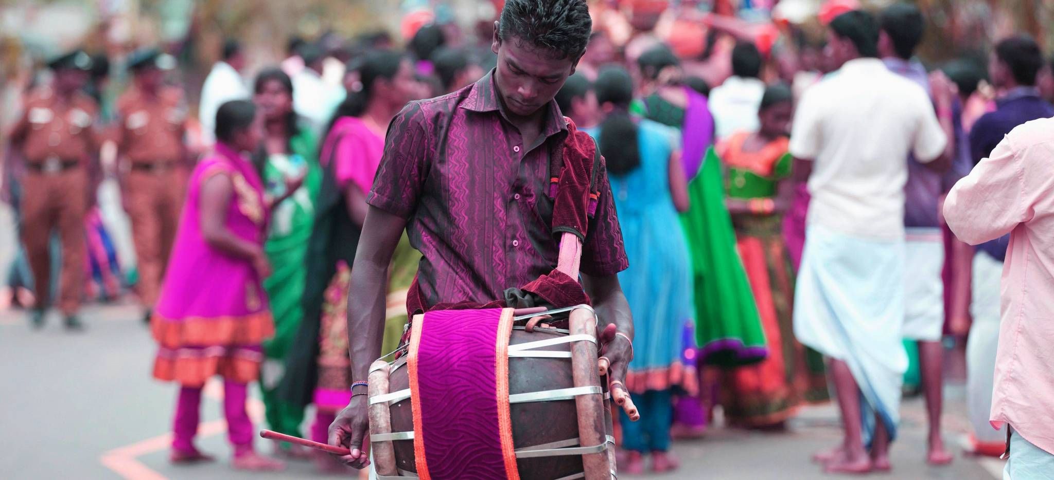 Trommler in farbenfroher Kleidung auf einem Straßenfest auf Sri Lanka