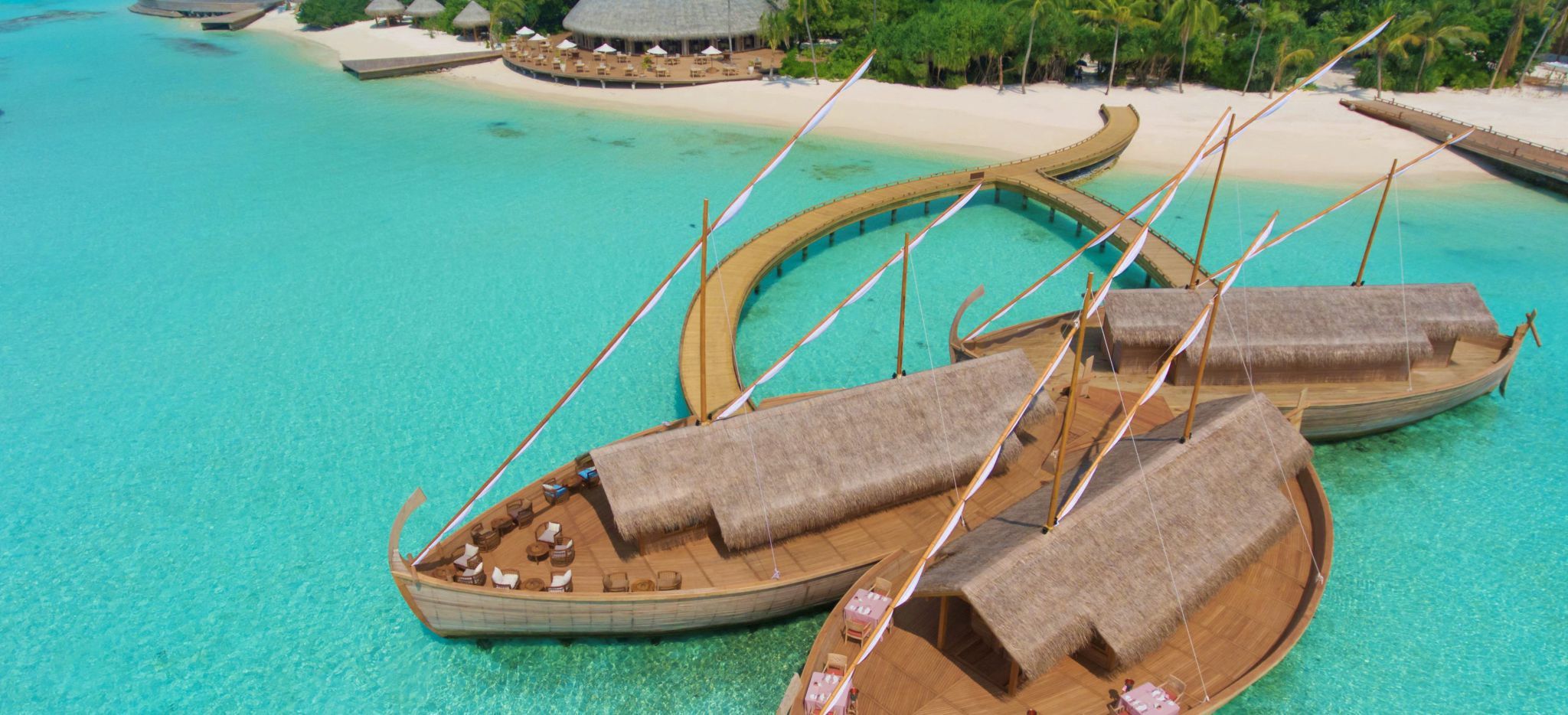 Ein Restaurant in der Lagune der Malediveninsel Milaidhoo, geformt wie die traditionellen maledivischen Boote, "Dhoni" genannt