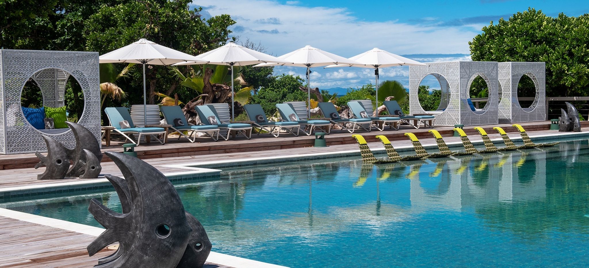 Hauptpool im Hotel Vomo Island Fiji mit Liegen im und außerhalb des Pools